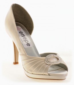 Modelo haley enepe zapatos de novia