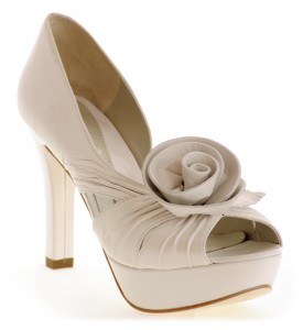 Modelo Rosalía enepe zapatos de novia